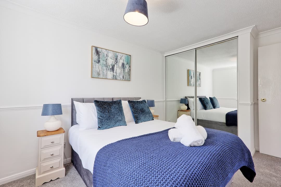Big Discounts | 3 Bed | Parking | Garden - View 6