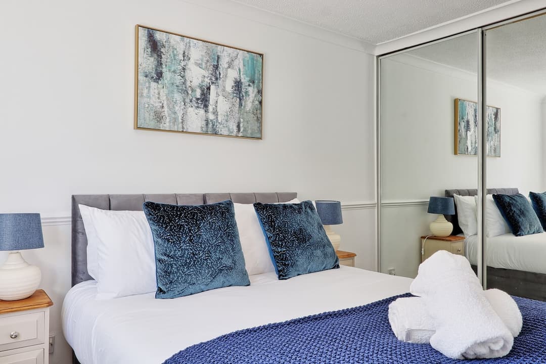 Big Discounts | 3 Bed | Parking | Garden - View 7