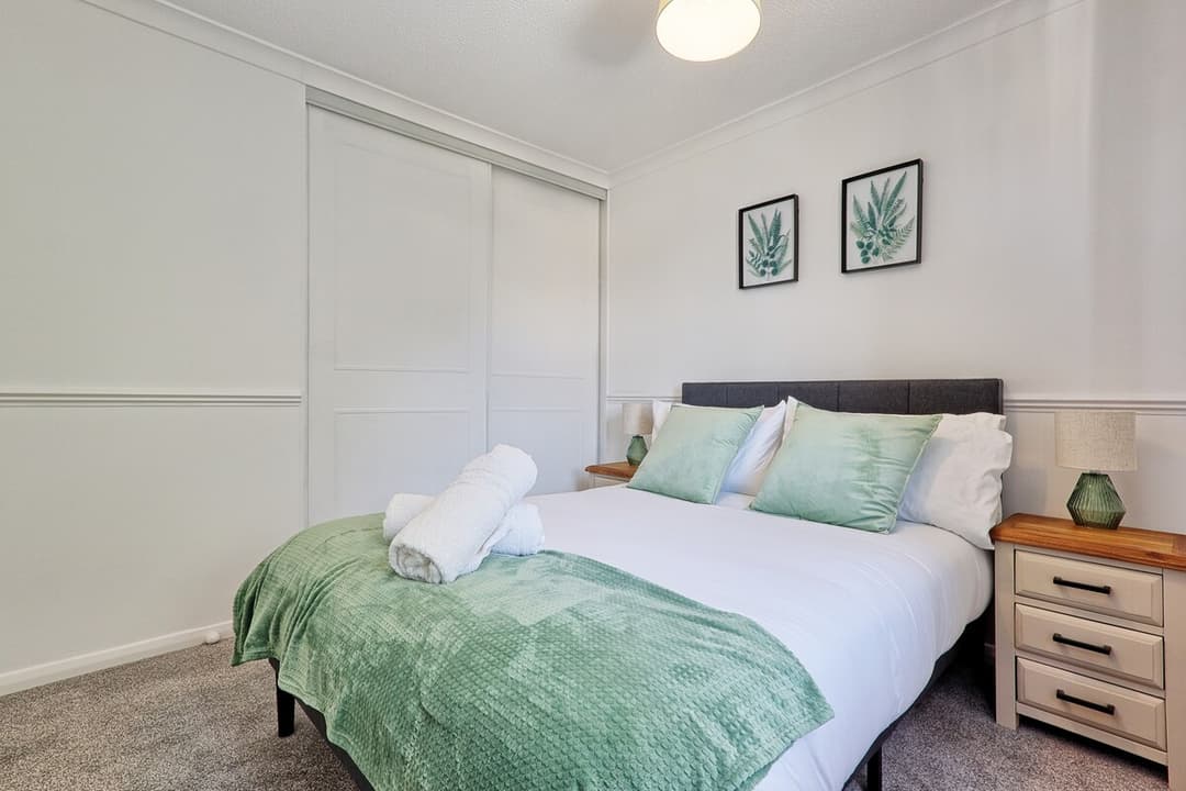 Big Discounts | 3 Bed | Parking | Garden - View 8