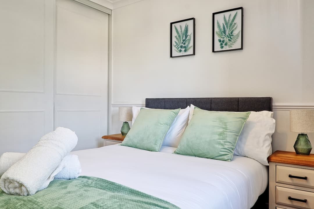 Big Discounts | 3 Bed | Parking | Garden - View 9