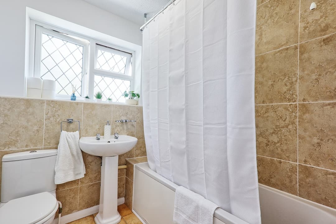 Big Discounts | 3 Bed | Parking | Garden - View 10