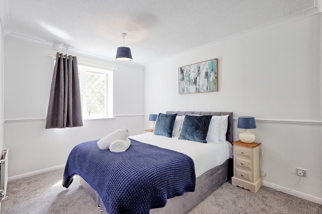 Big Discounts | 3 Bed | Parking | Garden - View 11