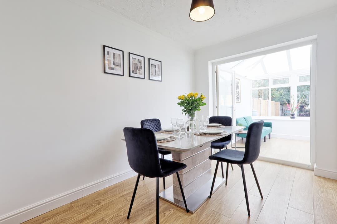 Big Discounts | 3 Bed | Parking | Garden - View 12