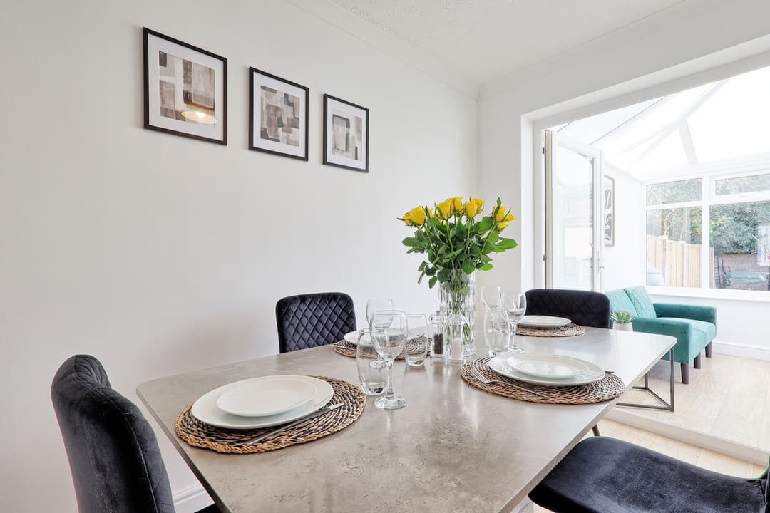 Big Discounts | 3 Bed | Parking | Garden - View 13