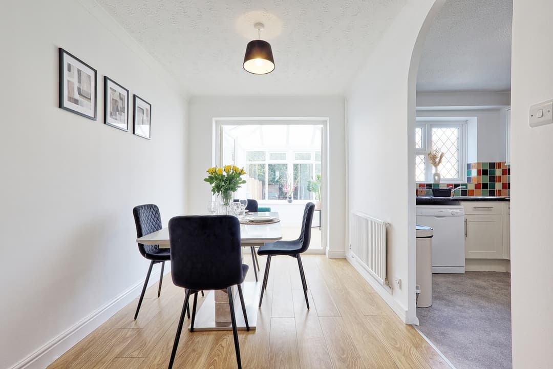 Big Discounts | 3 Bed | Parking | Garden - View 14