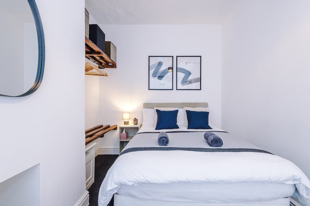 Stylish 3 bed  | sleeps 8 | Free parking & Netflix - View 18