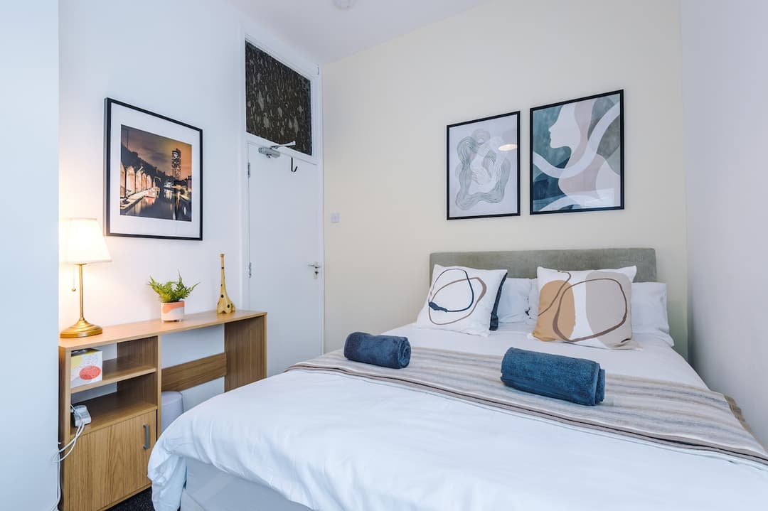Stylish 3 bed  | sleeps 8 | Free parking & Netflix - View 19