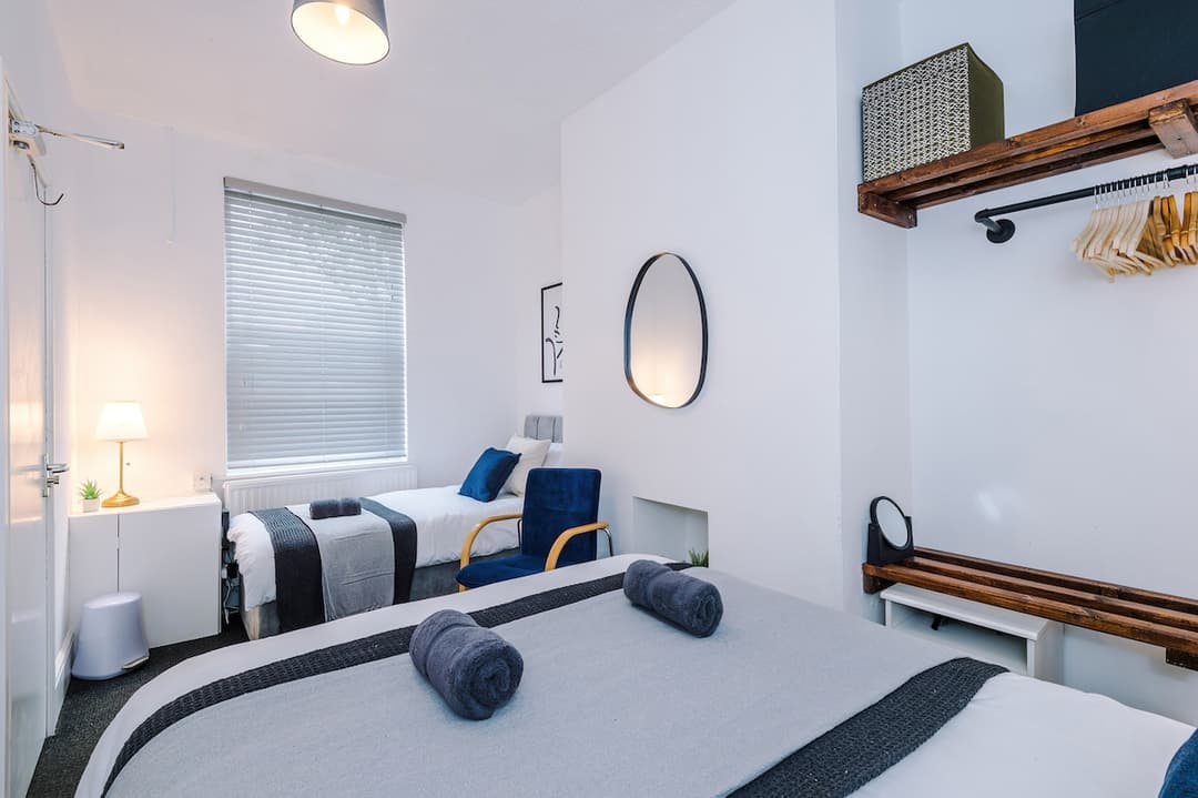 Stylish 3 bed  | sleeps 8 | Free parking & Netflix - View 21