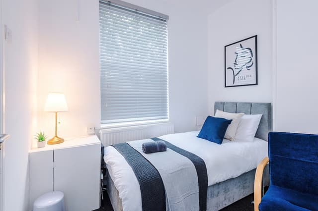 Stylish 3 bed  | sleeps 8 | Free parking & Netflix - View 1