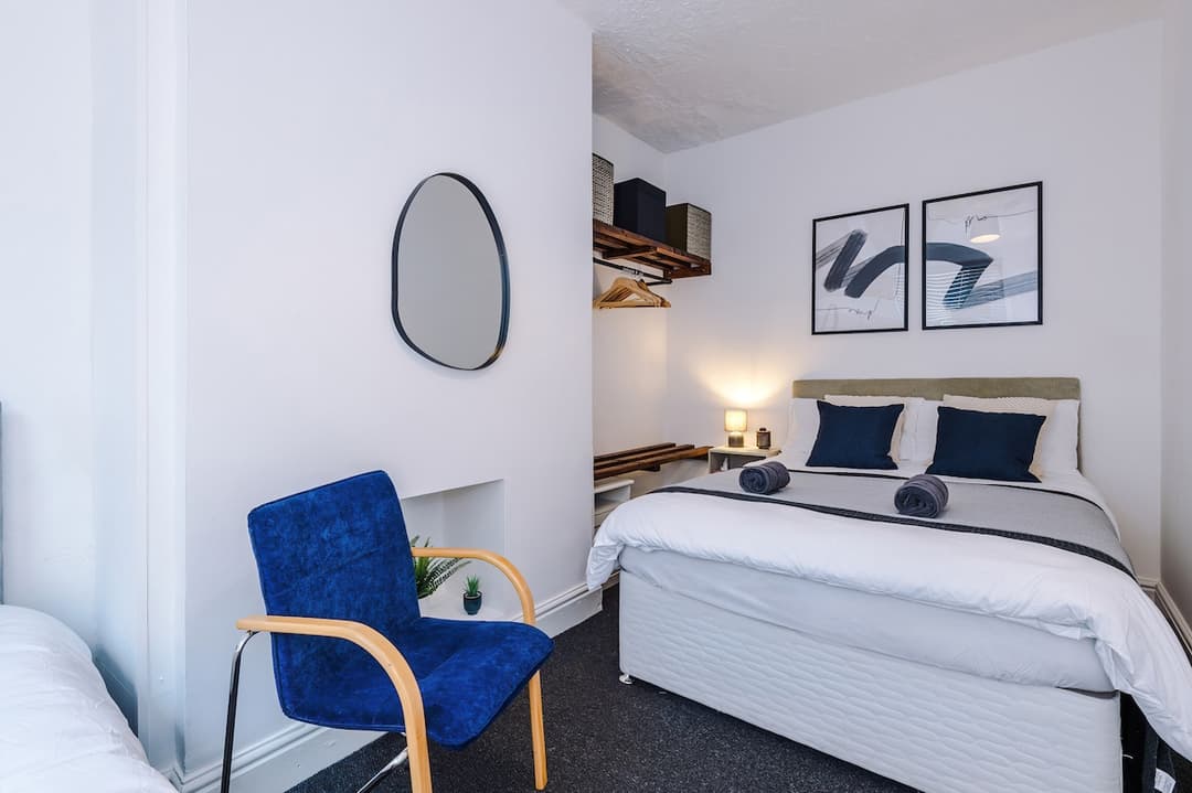 Stylish 3 bed  | sleeps 8 | Free parking & Netflix - View 22