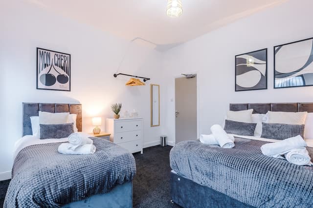 Stylish home - sleeps 7 - 5G wi-fi & FREE parking - View 2