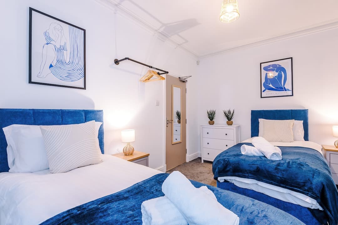 Stylish home - sleeps 7 - 5G wi-fi & FREE parking - View 1