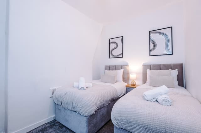 Stylish home - sleeps 7 - 5G wi-fi & FREE parking - View 3