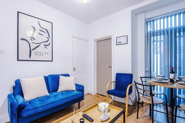 Stylish home - sleeps 7 - 5G wi-fi & FREE parking - View 4