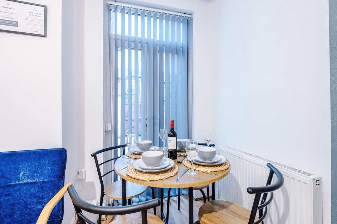 Stylish home - sleeps 7 - 5G wi-fi & FREE parking - View 6
