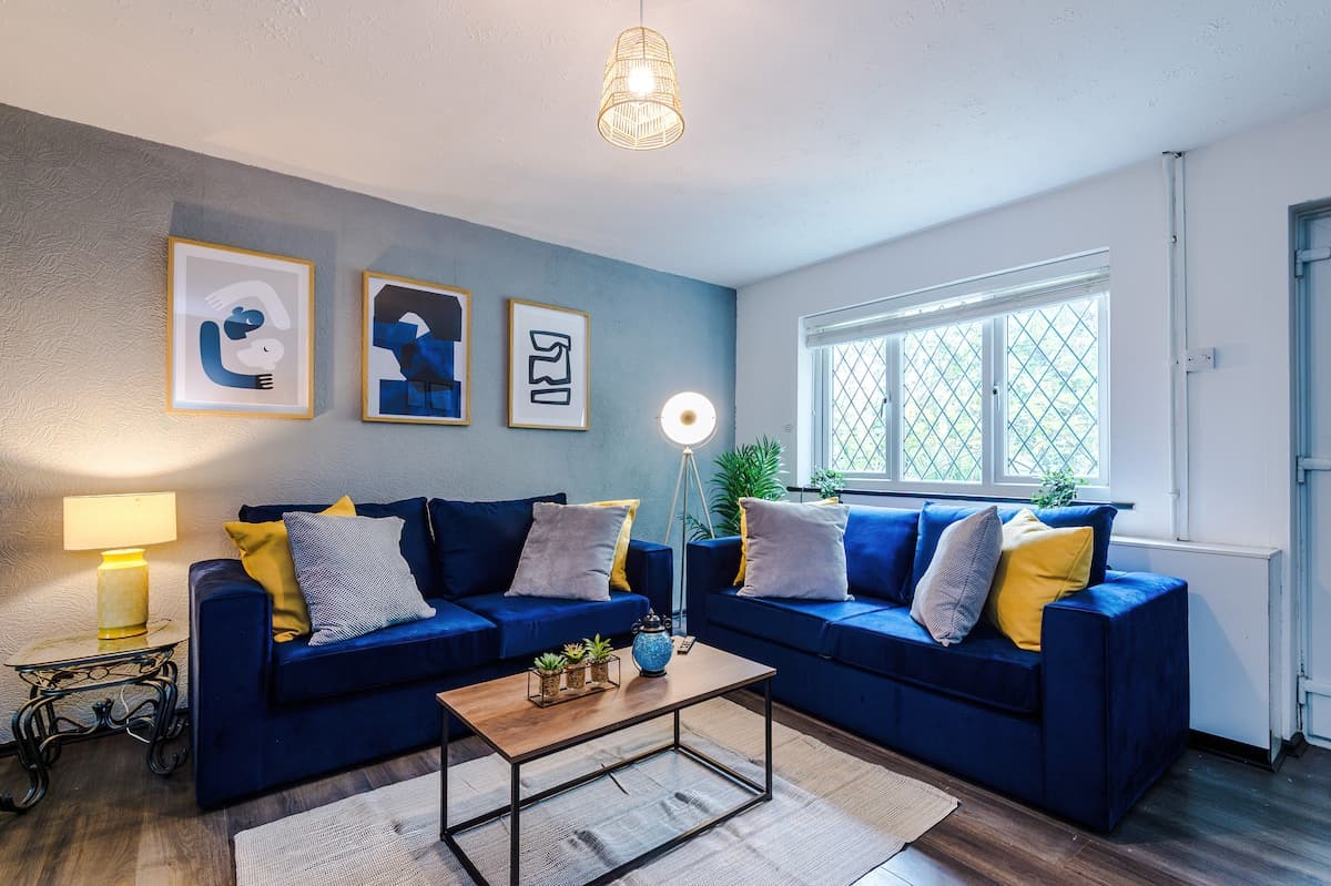 Stylish home | sleeps 6 & FREE off-road parking!