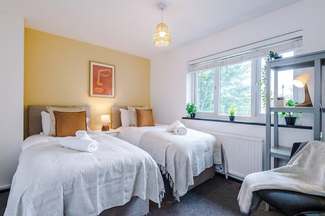 Stylish home | sleeps 6 & FREE off-road parking! - View 1