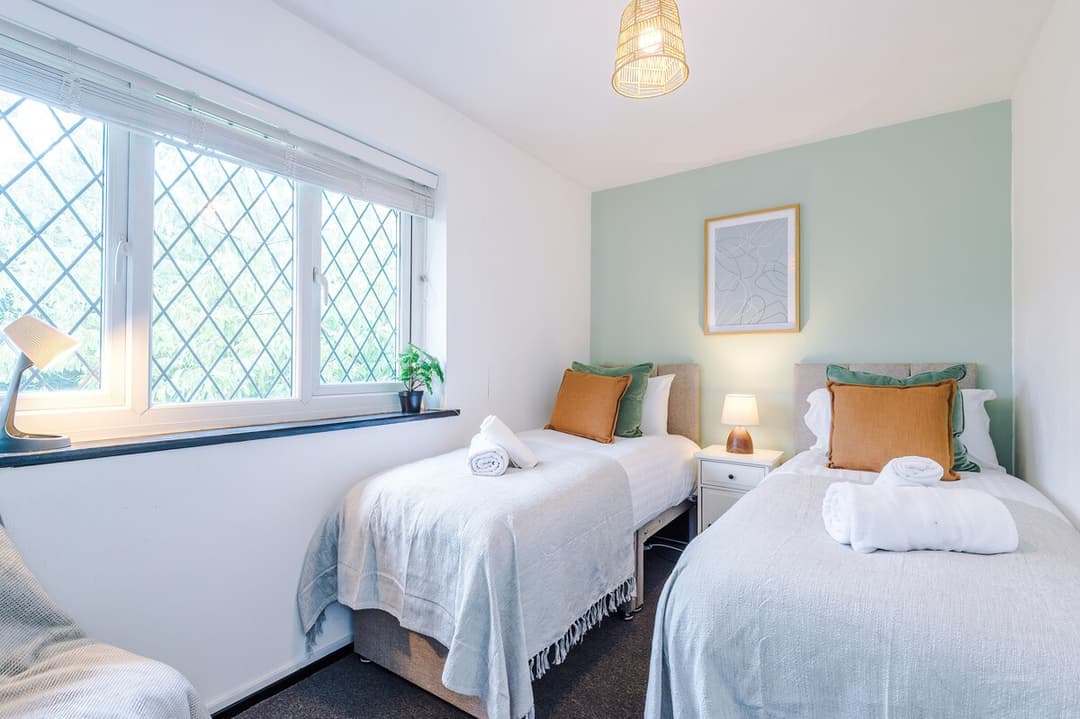 Stylish home | sleeps 6 & FREE off-road parking! - View 3