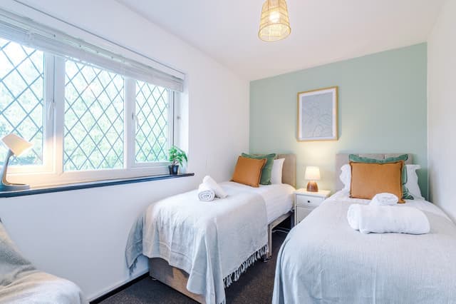 Stylish home | sleeps 6 & FREE off-road parking! - View 2