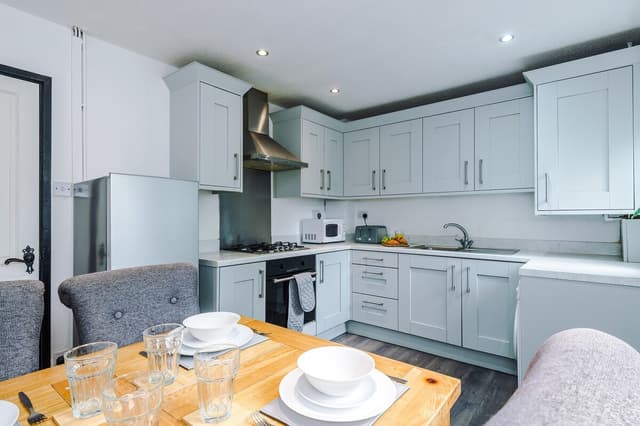 Stylish home | sleeps 6 & FREE off-road parking! - View 3