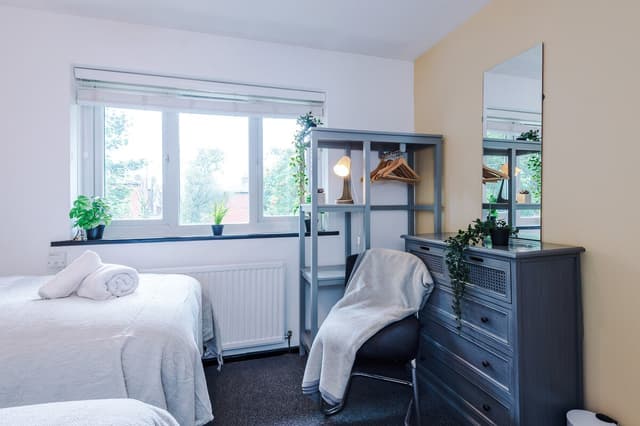 Stylish home | sleeps 6 & FREE off-road parking! - View 4