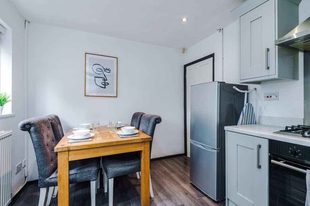 Stylish home | sleeps 6 & FREE off-road parking! - View 7