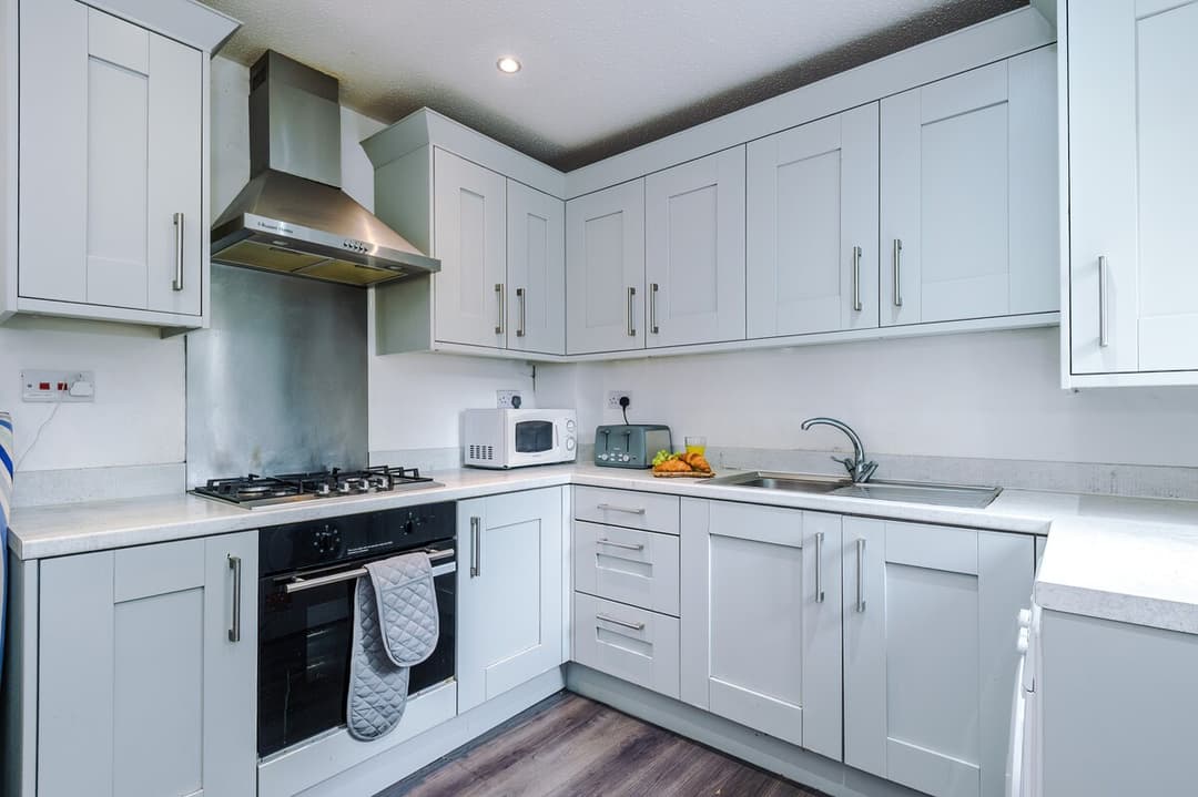 Stylish home | sleeps 6 & FREE off-road parking! - View 8