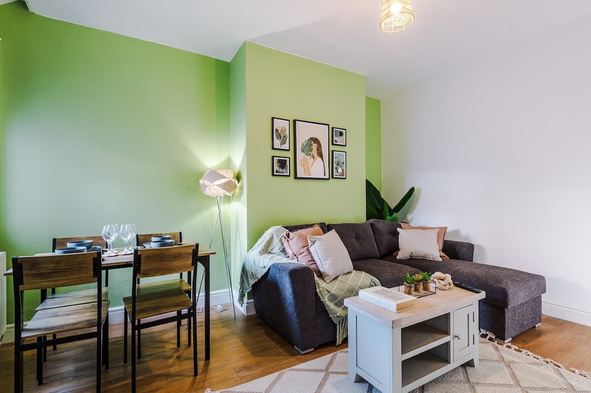 Stylish 3 bed house  -  sleeps 8  &  FREE parking