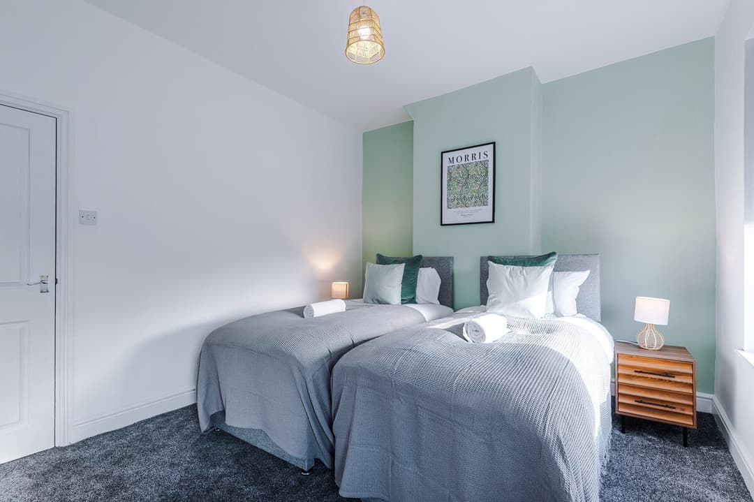 Stylish 3 bed house  -  sleeps 8  &  FREE parking - View 14