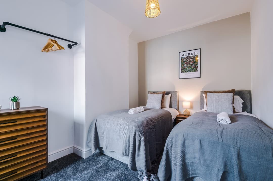 Stylish 3 bed house  -  sleeps 8  &  FREE parking - View 15