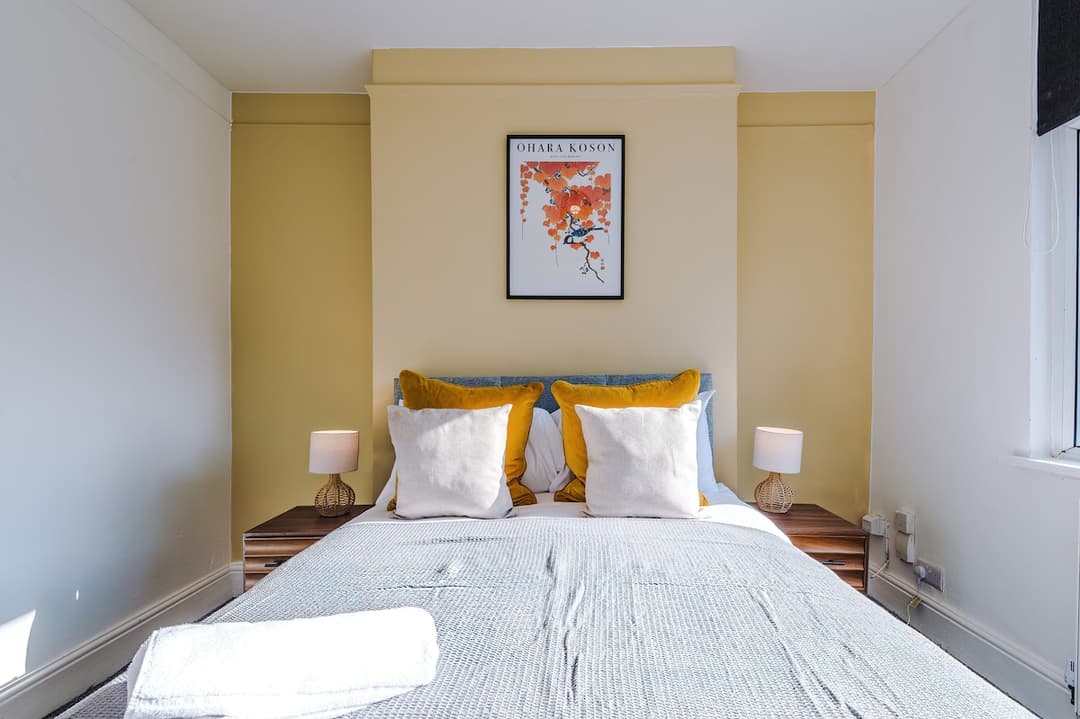 Stylish 3 bed house  -  sleeps 8  &  FREE parking - View 16