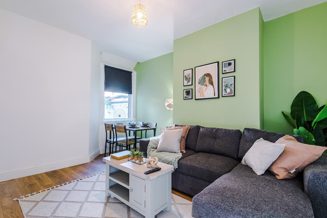 Stylish 3 bed house  -  sleeps 8  &  FREE parking - View 17