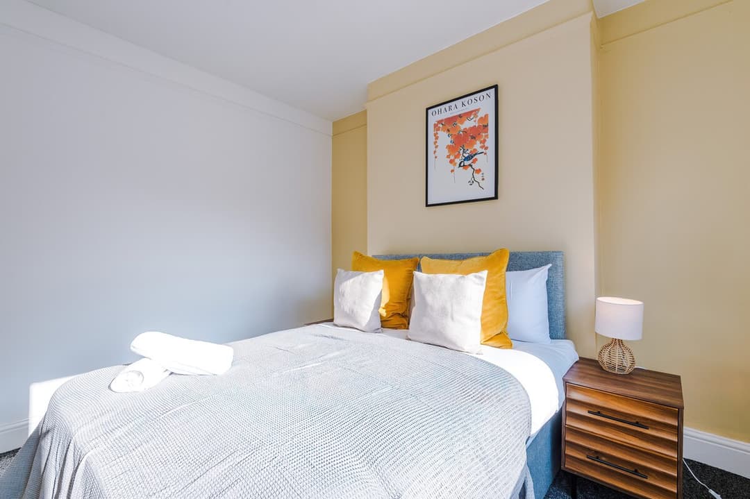 Stylish 3 bed house  -  sleeps 8  &  FREE parking - View 18