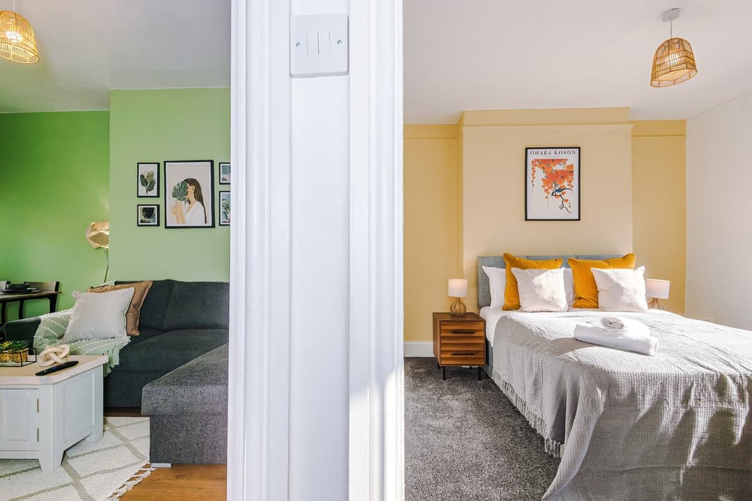 Stylish 3 bed house  -  sleeps 8  &  FREE parking - View 19