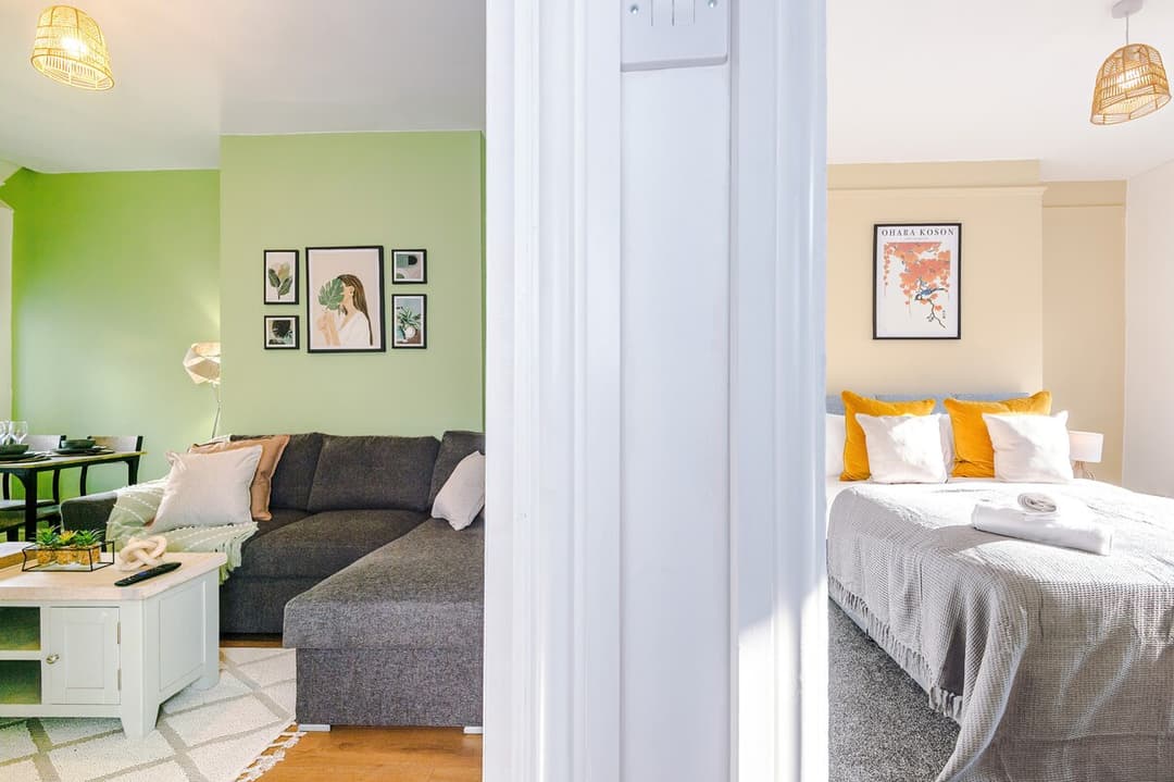 Stylish 3 bed house  -  sleeps 8  &  FREE parking - View 20