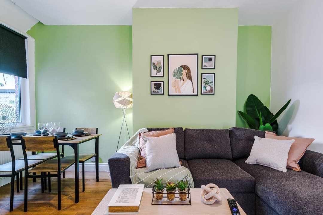 Stylish 3 bed house  -  sleeps 8  &  FREE parking - View 21