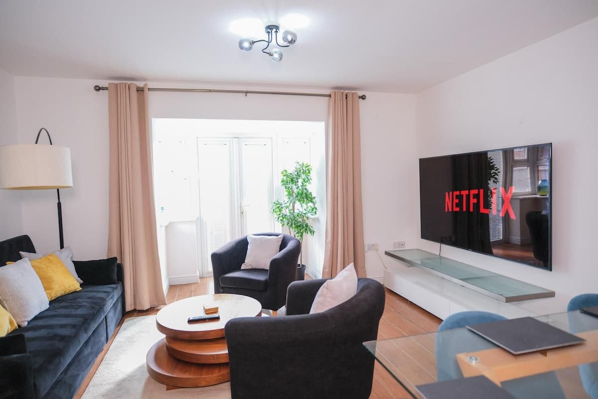4 Bed Townhouse Rochester W/ Parking