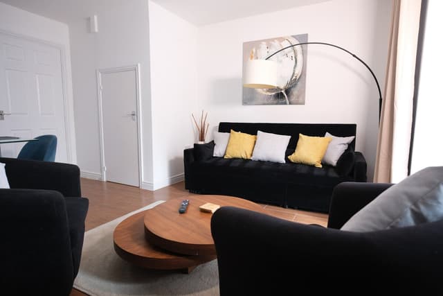 4 Bed Townhouse Rochester W/ Parking - View 1
