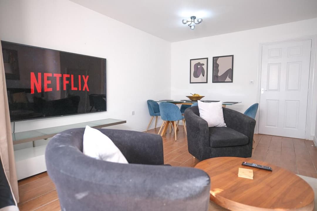 4 Bed Townhouse Rochester W/ Parking - View 3