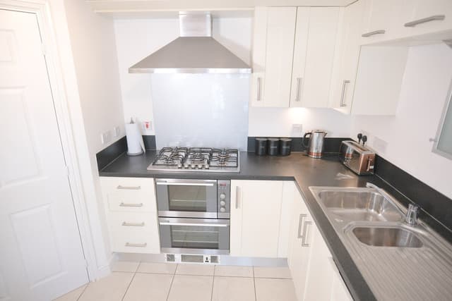 4 Bed Townhouse Rochester W/ Parking - View 3