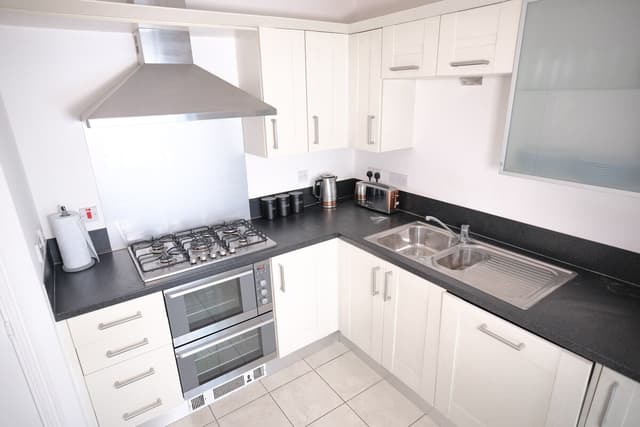 4 Bed Townhouse Rochester W/ Parking - View 4
