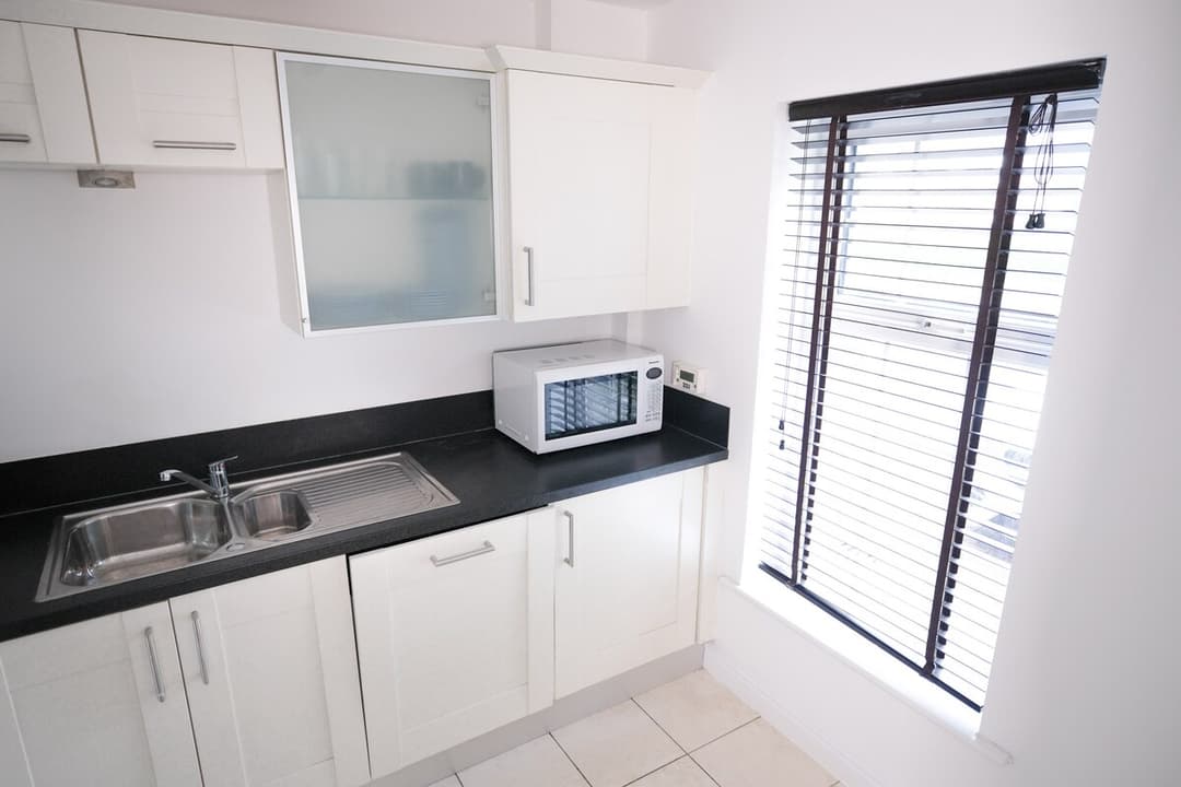 4 Bed Townhouse Rochester W/ Parking - View 6
