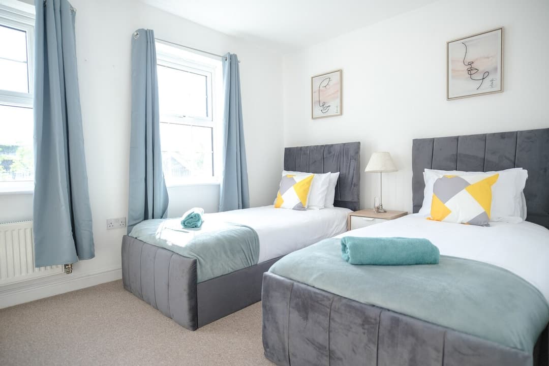 4 Bed Townhouse Rochester W/ Parking - View 7
