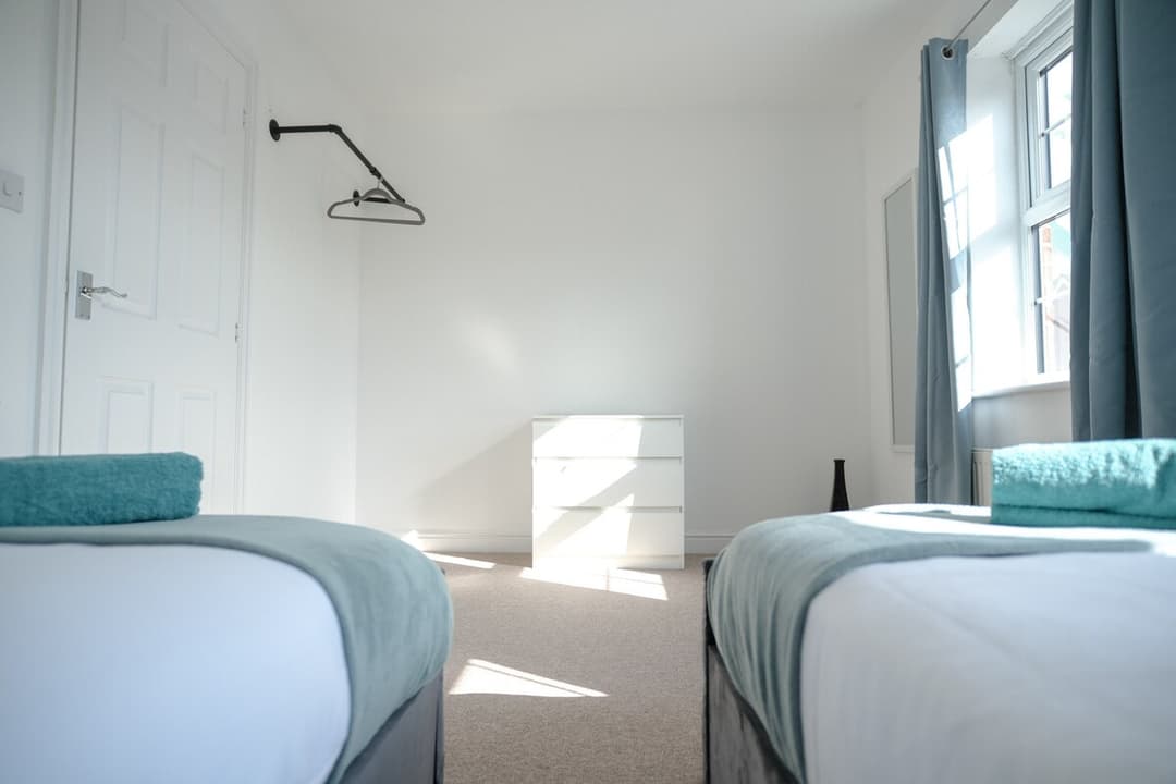 4 Bed Townhouse Rochester W/ Parking - View 8