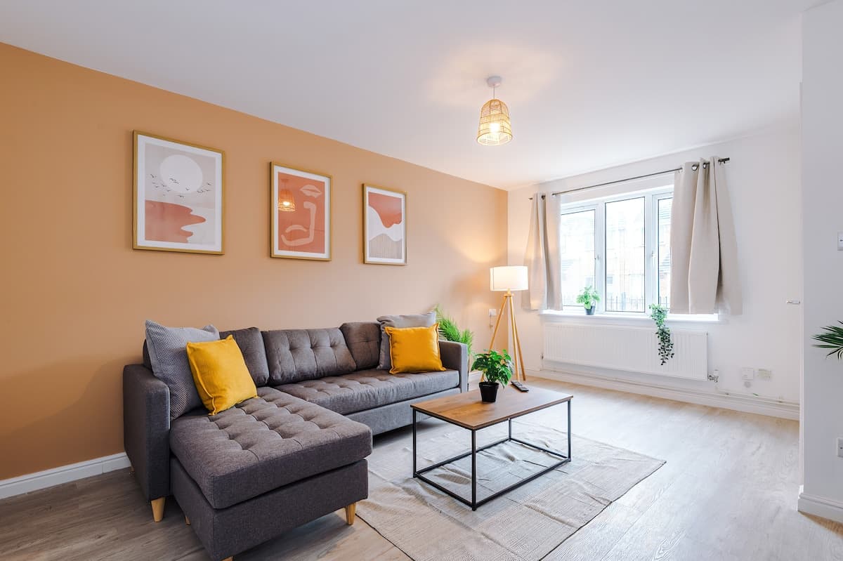 Modern 3 Bed - Driveway For 2 Vehicles! Manchester