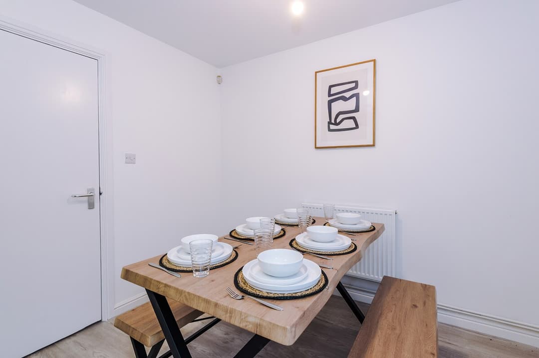Modern 3 Bed - Driveway For 2 Vehicles! Manchester - View 8