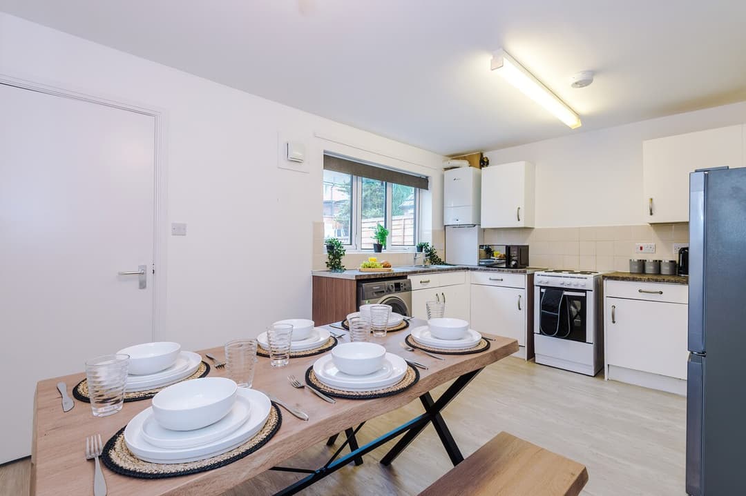 Modern 3 Bed - Driveway For 2 Vehicles! Manchester - View 9
