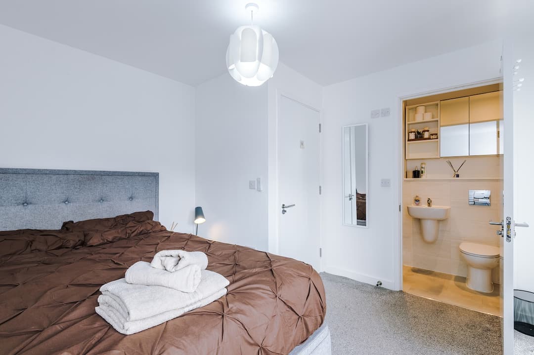 2br Getaway In Salford W/ Wifi, Ps5, Parking - View 5