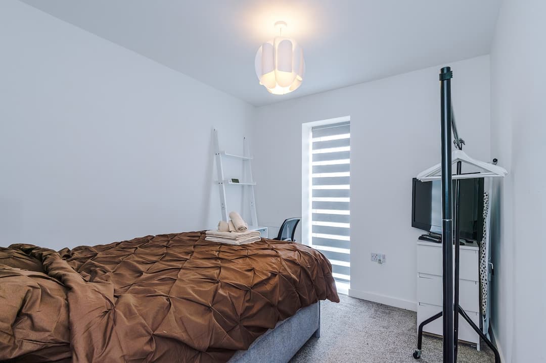 2br Getaway In Salford W/ Wifi, Ps5, Parking - View 8