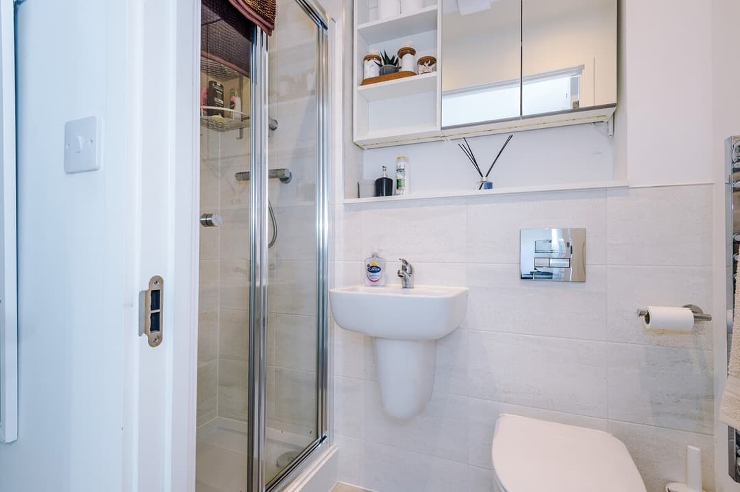 2br Getaway In Salford W/ Wifi, Ps5, Parking - View 9